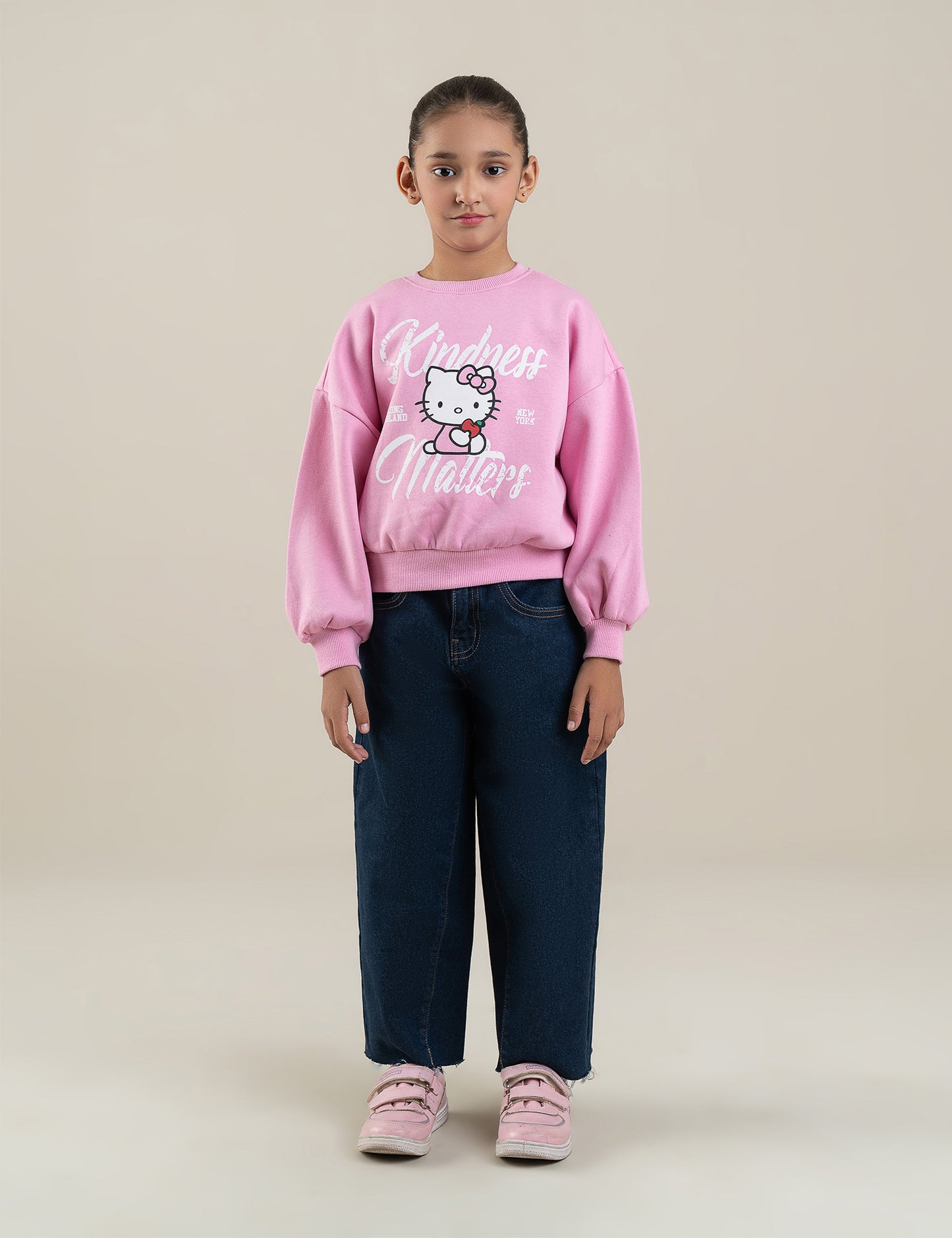 KINDNESS MATTERS GRAPHIC SWEATSHIRT