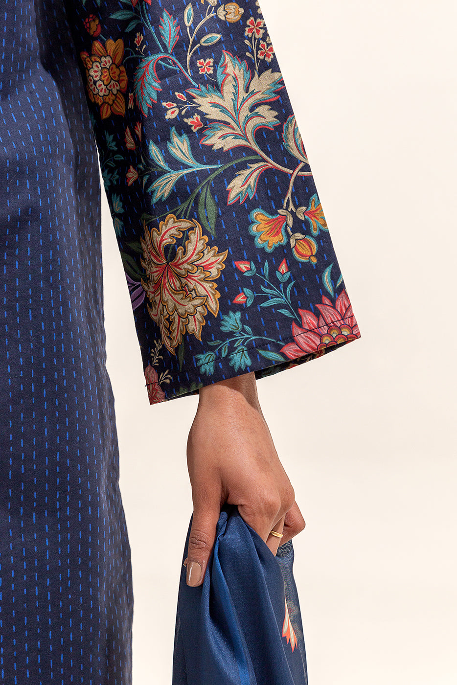 3 PIECE EMBROIDERED LAWN SUIT-INDIGO GLAZE (UNSTITCHED)