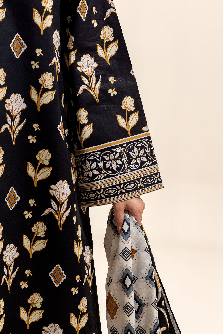 2 PIECE PRINTED LAWN SUIT-RAVEN AURA (UNSTITCHED)