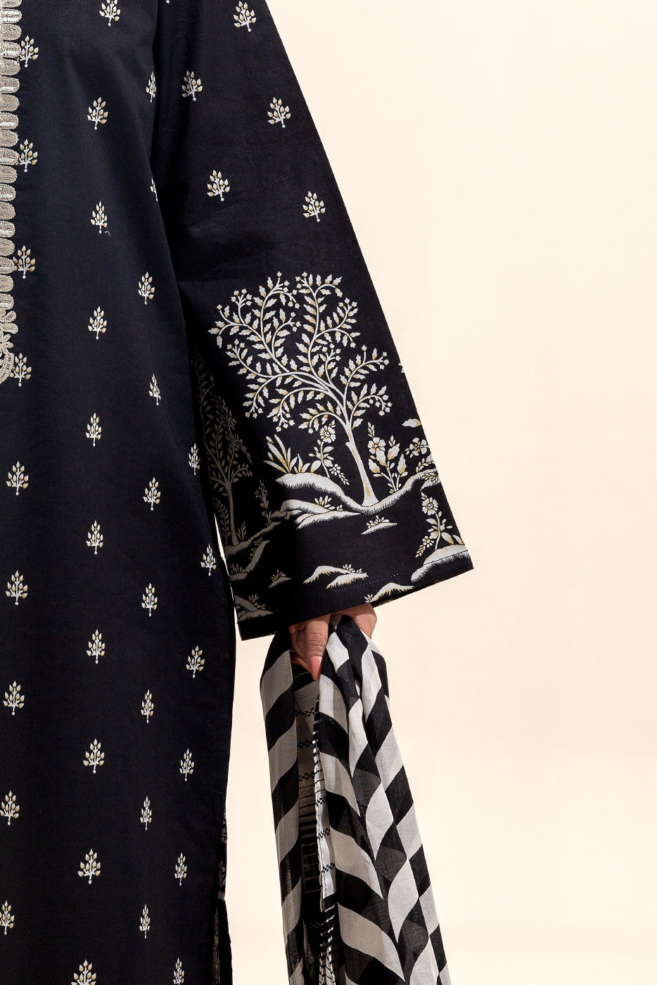 3 PIECE EMBROIDERED LAWN SUIT-SABLE SHINE (UNSTITCHED)