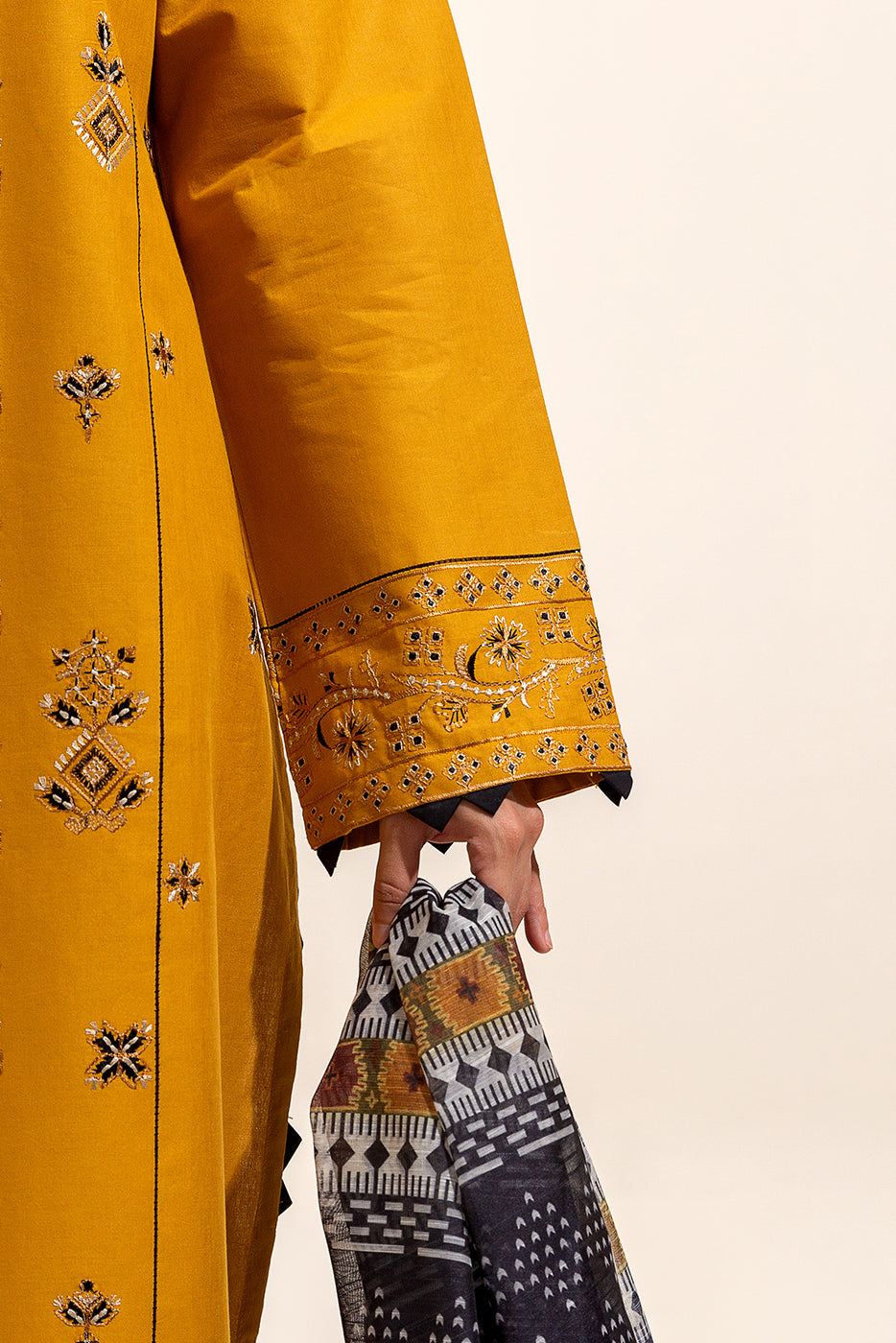 3 PIECE EMBROIDERED LAWN SUIT-MOHAGNY PITCH (UNSTITCHED)