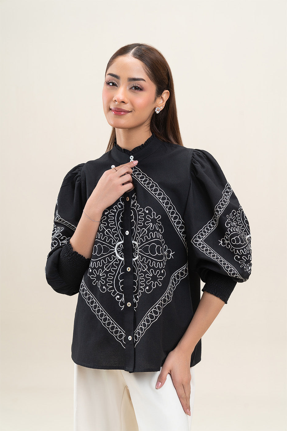 EMBROIDERED KEYHOLE BLOUSE