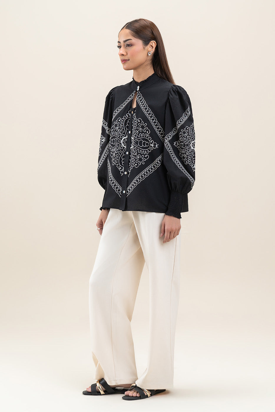 EMBROIDERED KEYHOLE BLOUSE