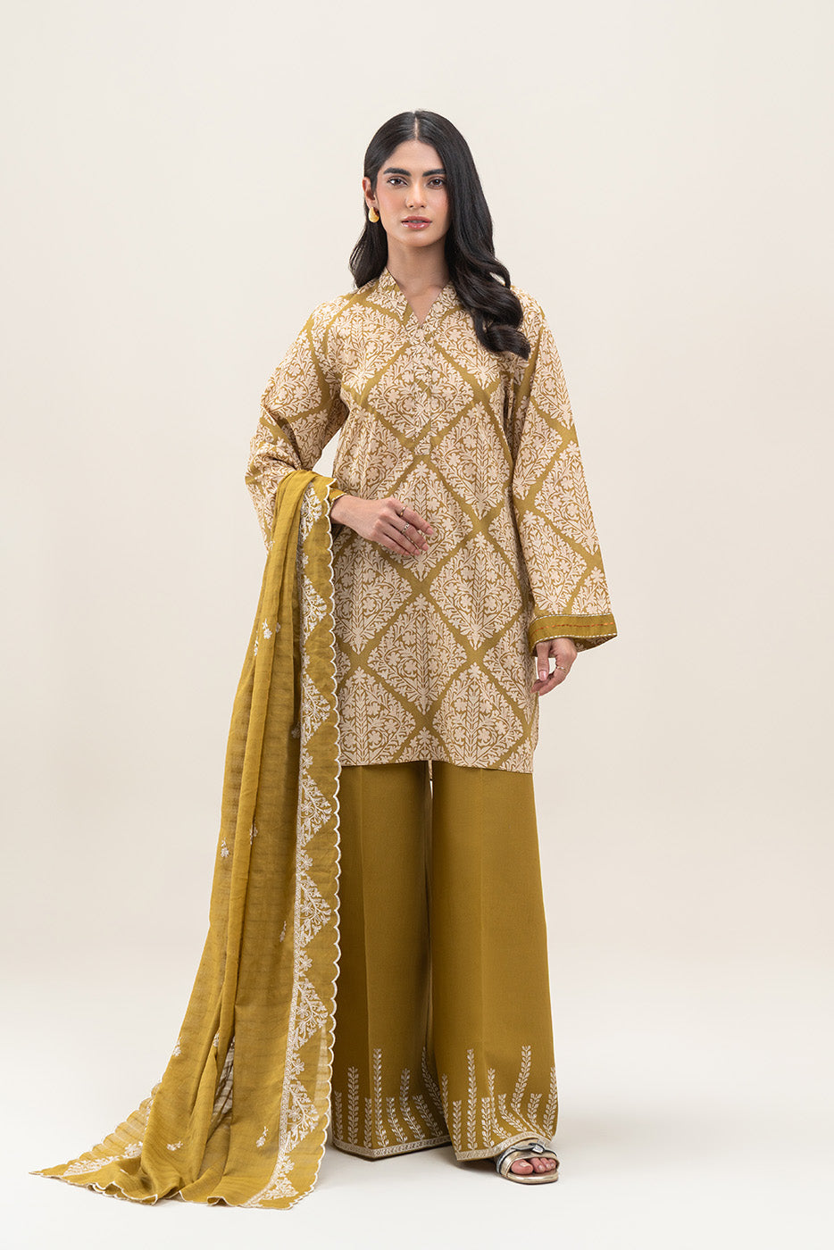 3 PIECE EMBROIDERED LAWN LAWN SUIT-MEDALLION HINT (UNSTITCHED)