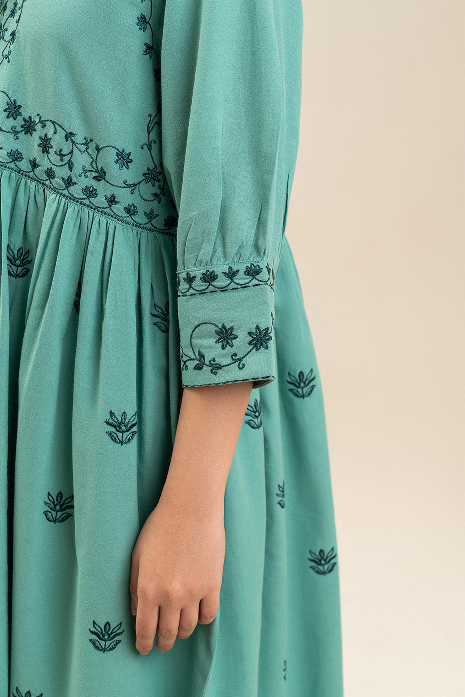 EMBROIDERED DRESS (FLOW)