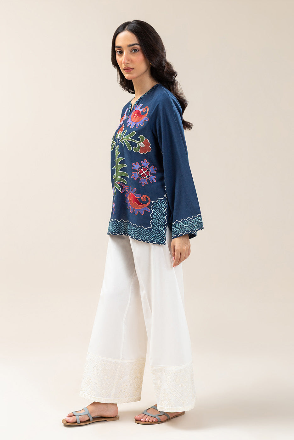 EMBROIDERED YARN DYED TOP (FLOW)