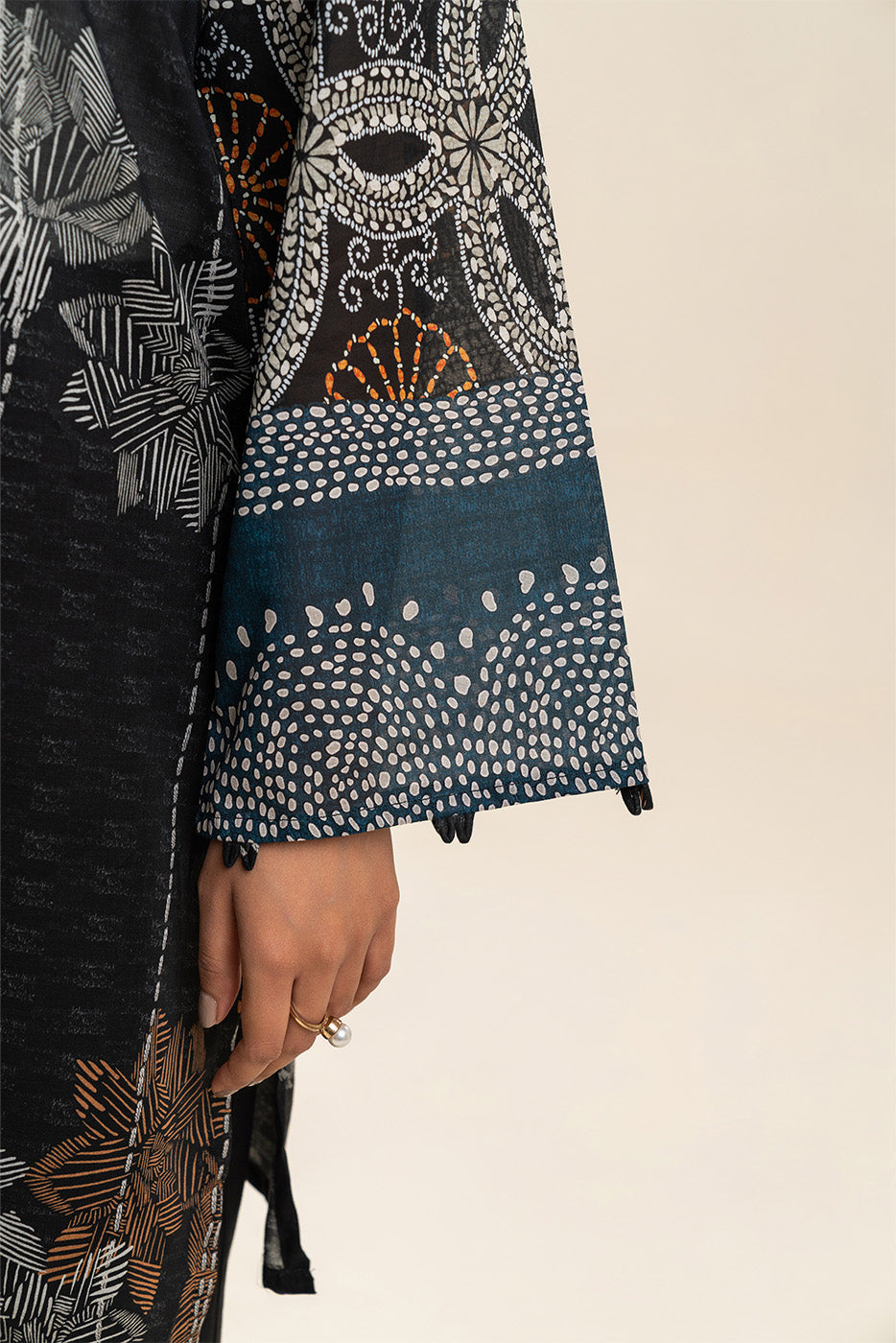 3 PIECE PRINTED LAWN SUIT-RAVEN VOGUE (UNSTITCHED)