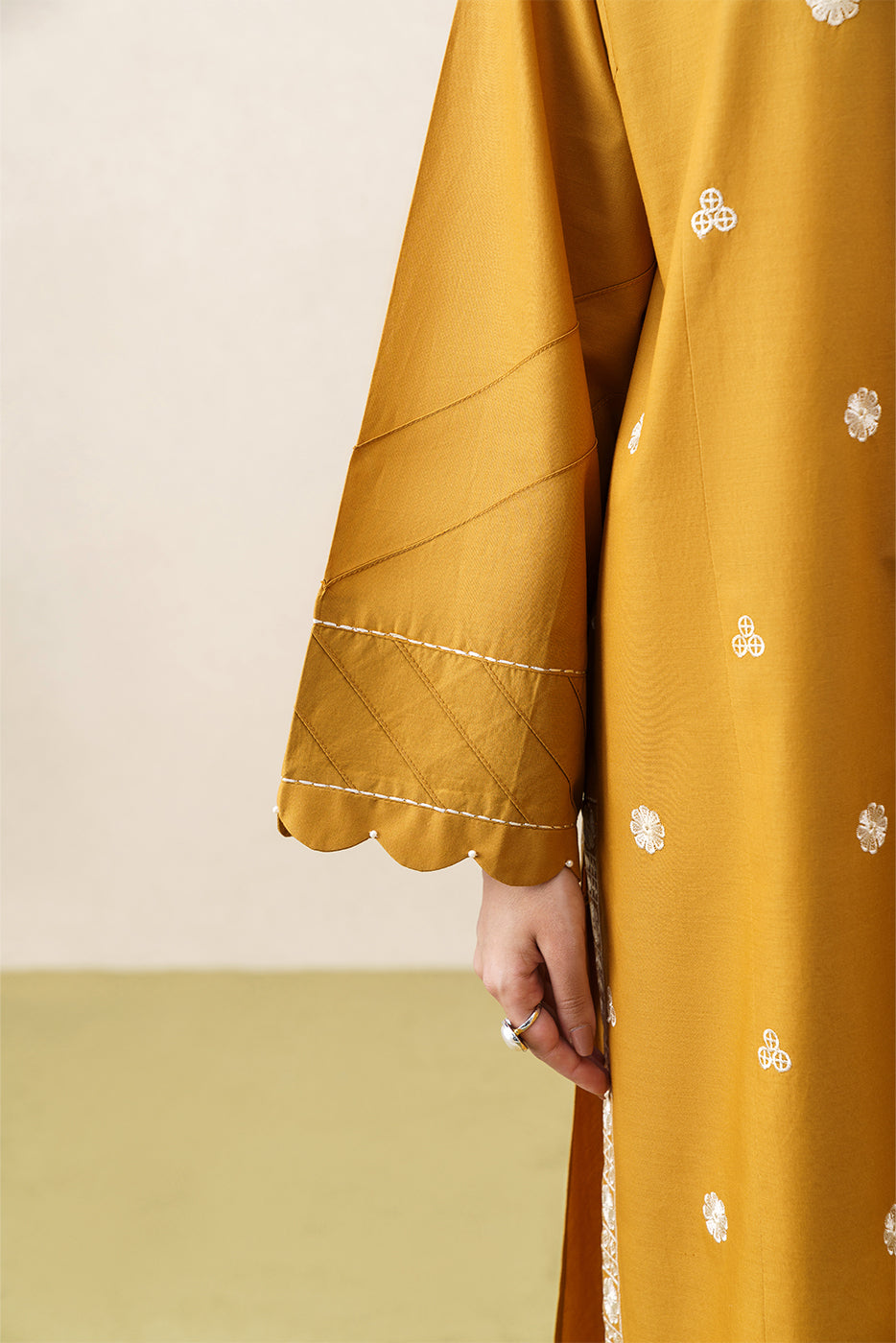 3 PIECE EMBROIDERED LAWN SUIT-WOVEN PITCHER (UNSTITCHED)