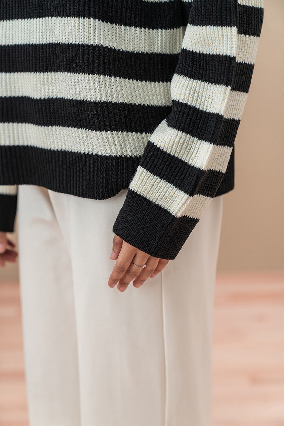 WRAP-AROUND COLLAR STRIPED PULLOVER