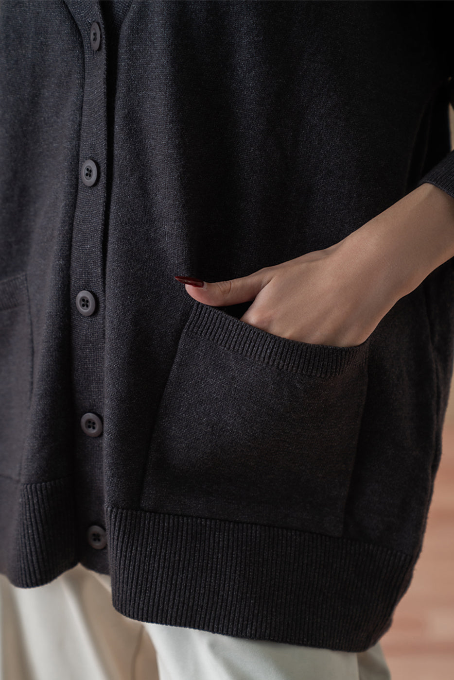 V-NECK LOOSE FIT CARDIGAN