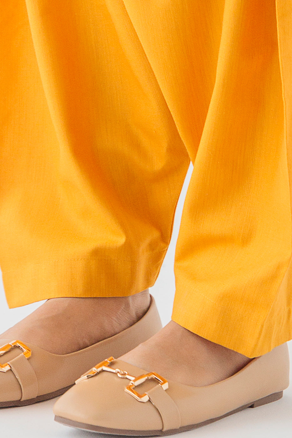 Versatile yellow trousers for everyday comfort