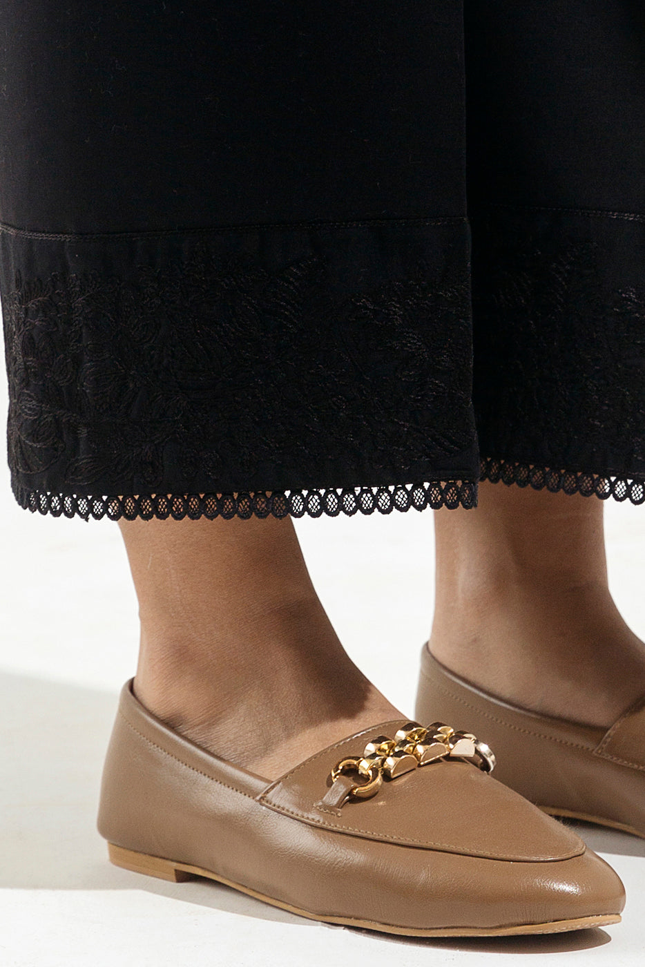 EMBROIDERED SLACK PANTS