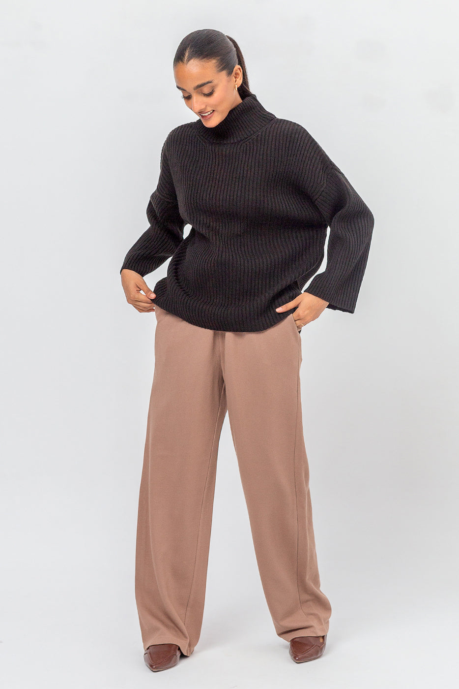 RIBBED TURTLE NECK SWEATER