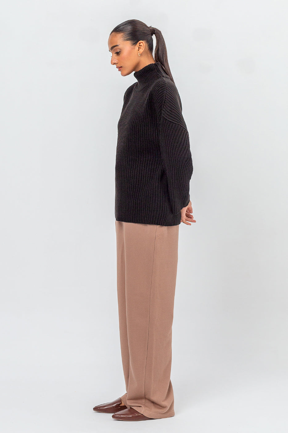 RIBBED TURTLE NECK SWEATER