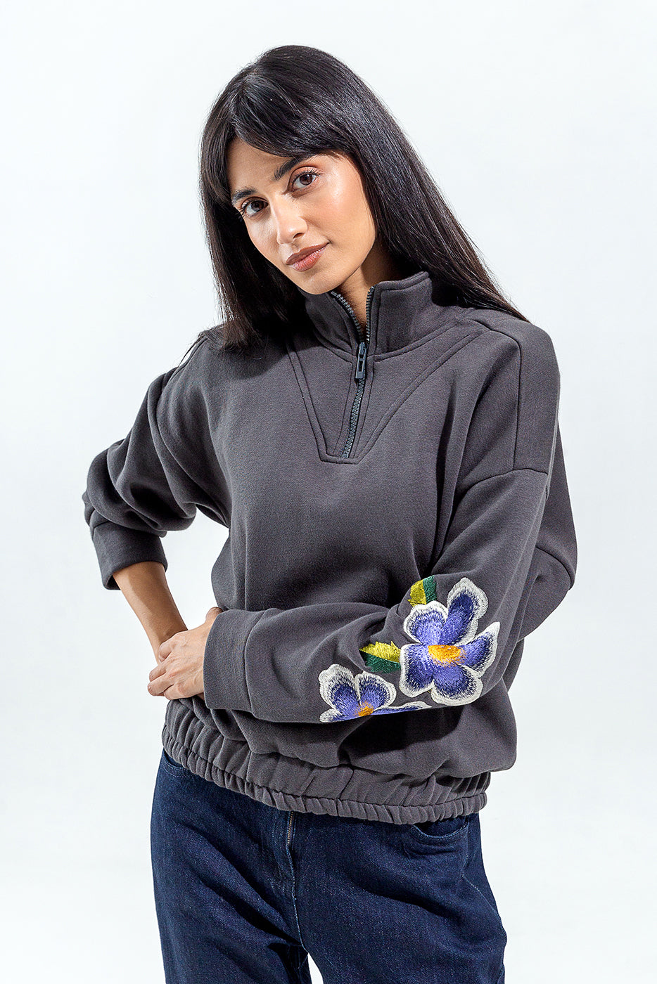 CROPPED EMBROIDERED SWEATSHIRT