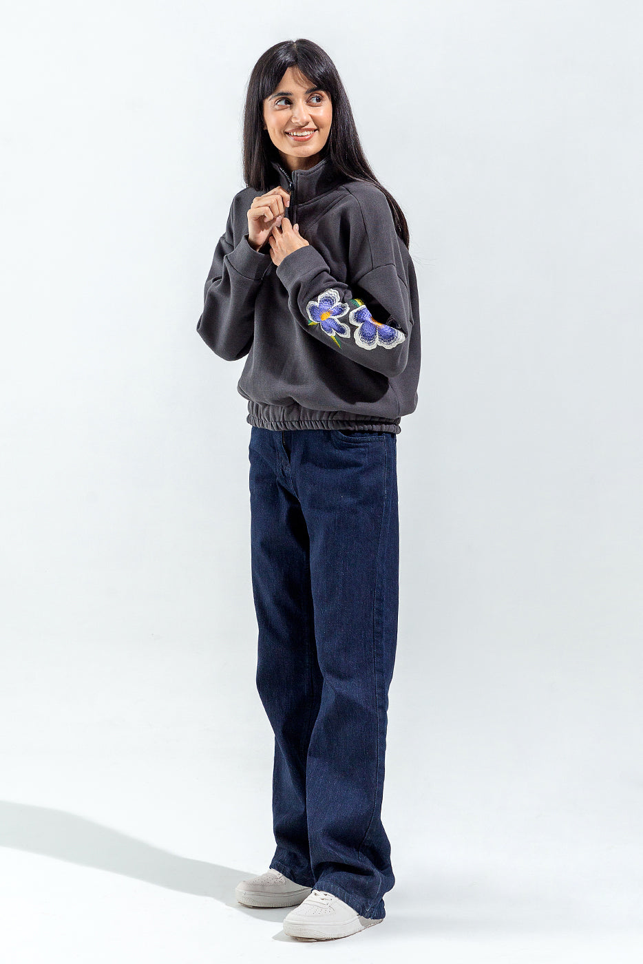 CROPPED EMBROIDERED SWEATSHIRT