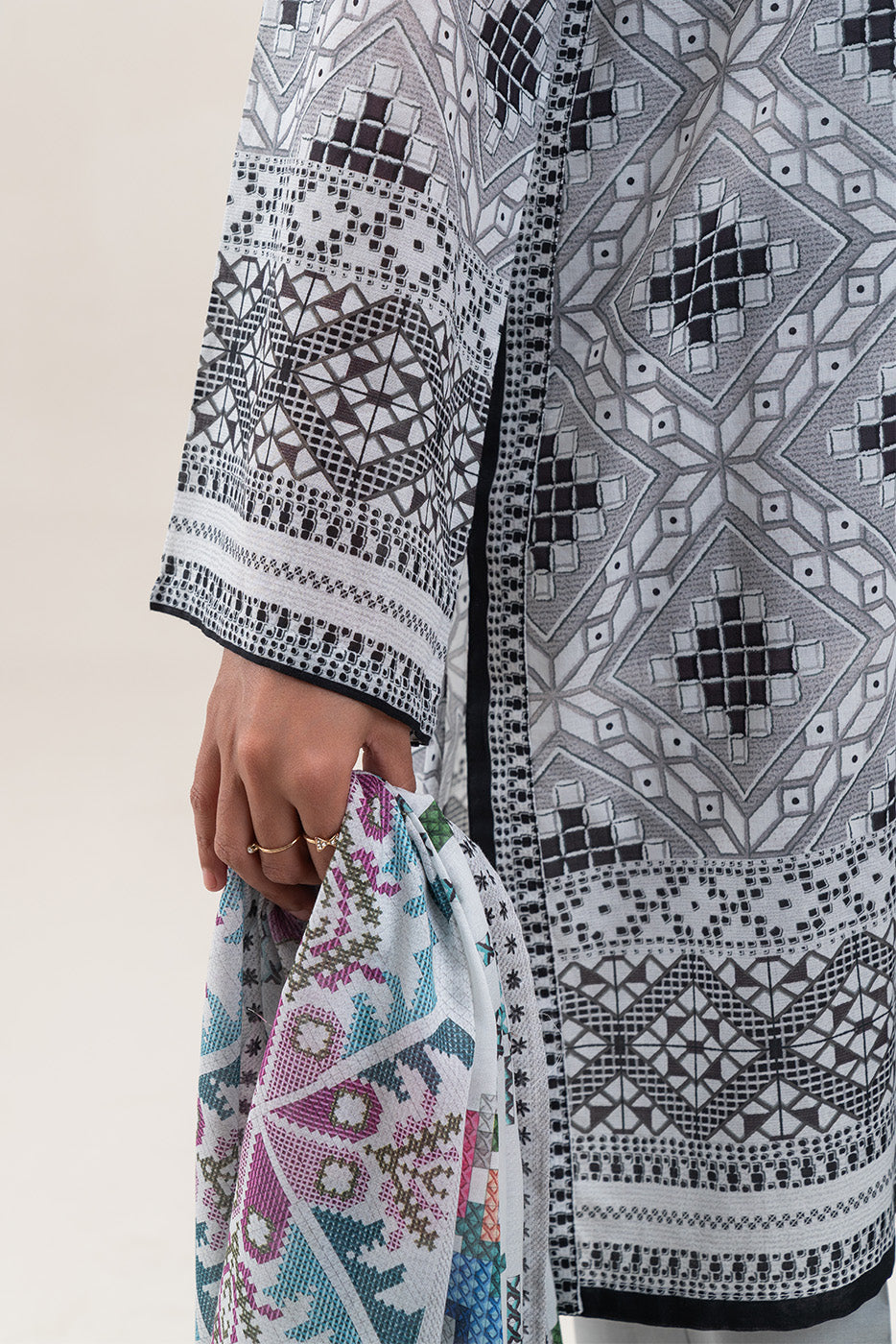 3 PIECE PRINTED LAWN SUIT-OBSIDIAN STITCH (UNSTITCHED)