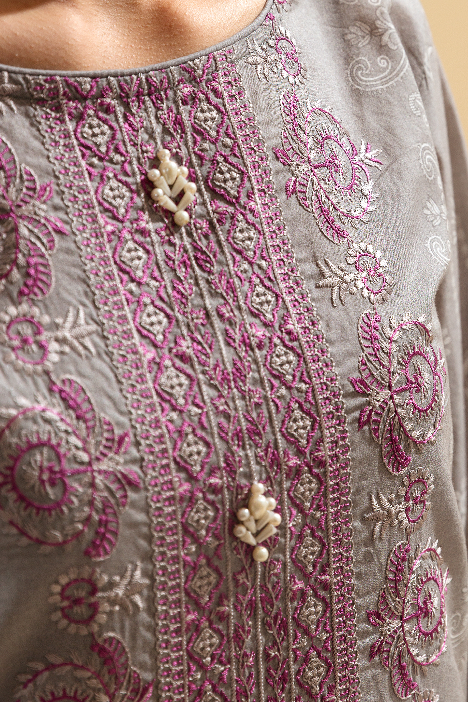 3 PIECE - EMBROIDERED LAWN SUIT - CLASSIC GREY MORBAGH SU_22