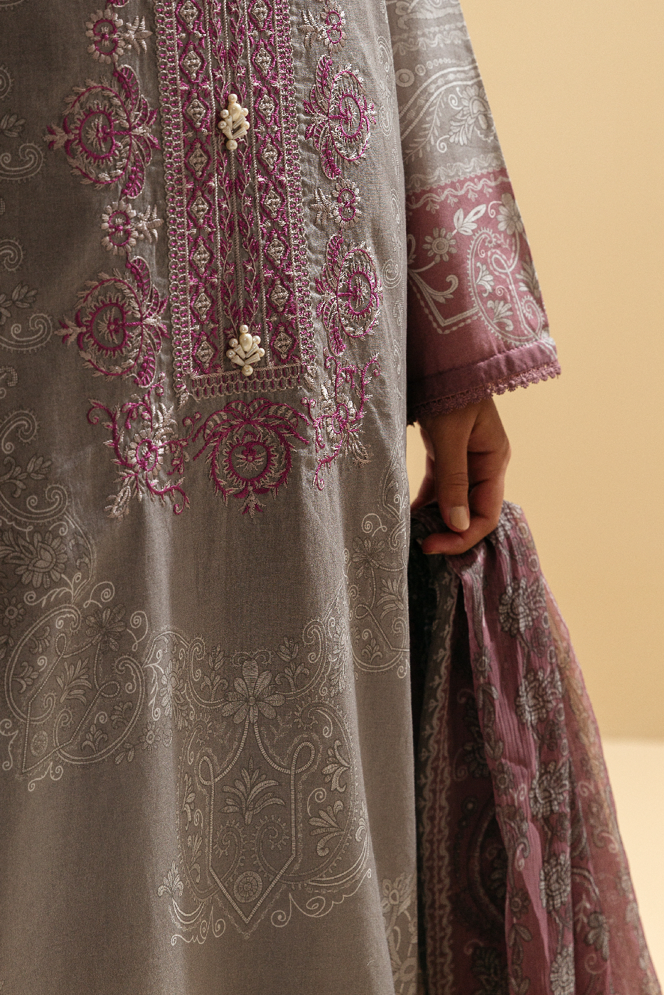 3 PIECE - EMBROIDERED LAWN SUIT - CLASSIC GREY MORBAGH SU_22