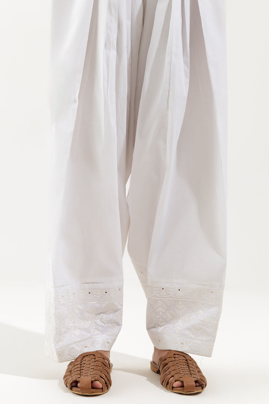 Women's preíëí??í?Œ¢t lower shalwar with elegant embroidered border.