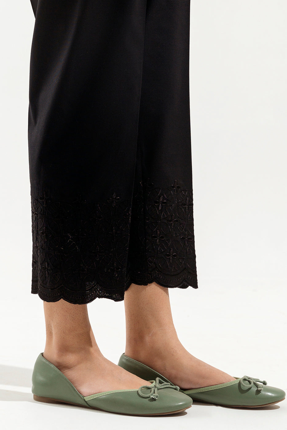 EMBROIDERED STRAIGHT PANTS