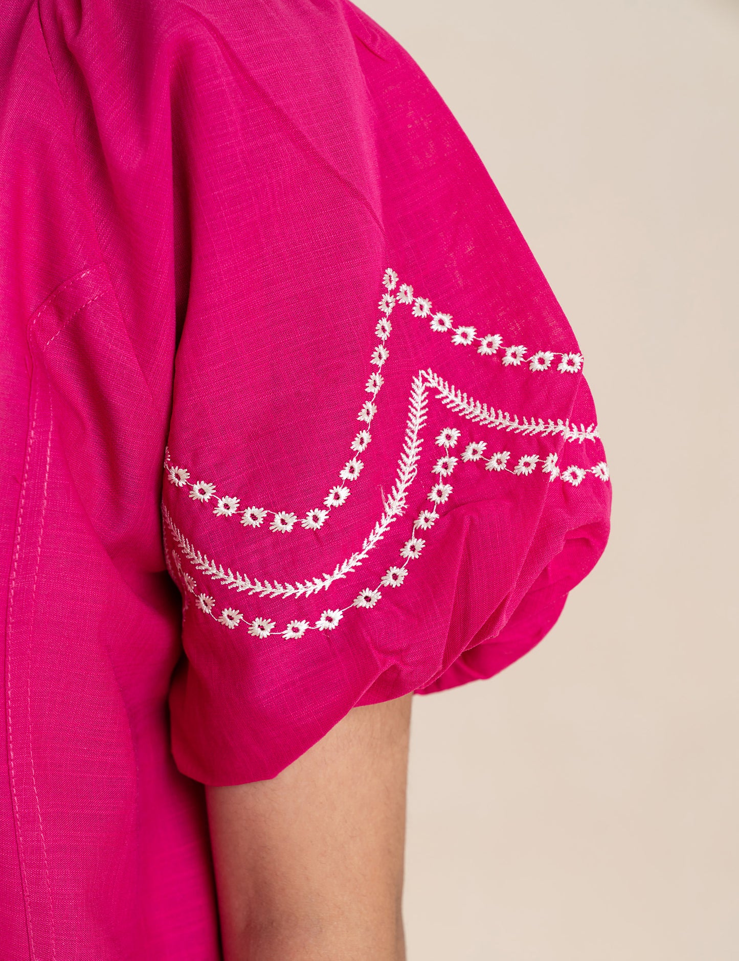 FLORAL EMBROIDERED PUFF SLEEVE TOP
