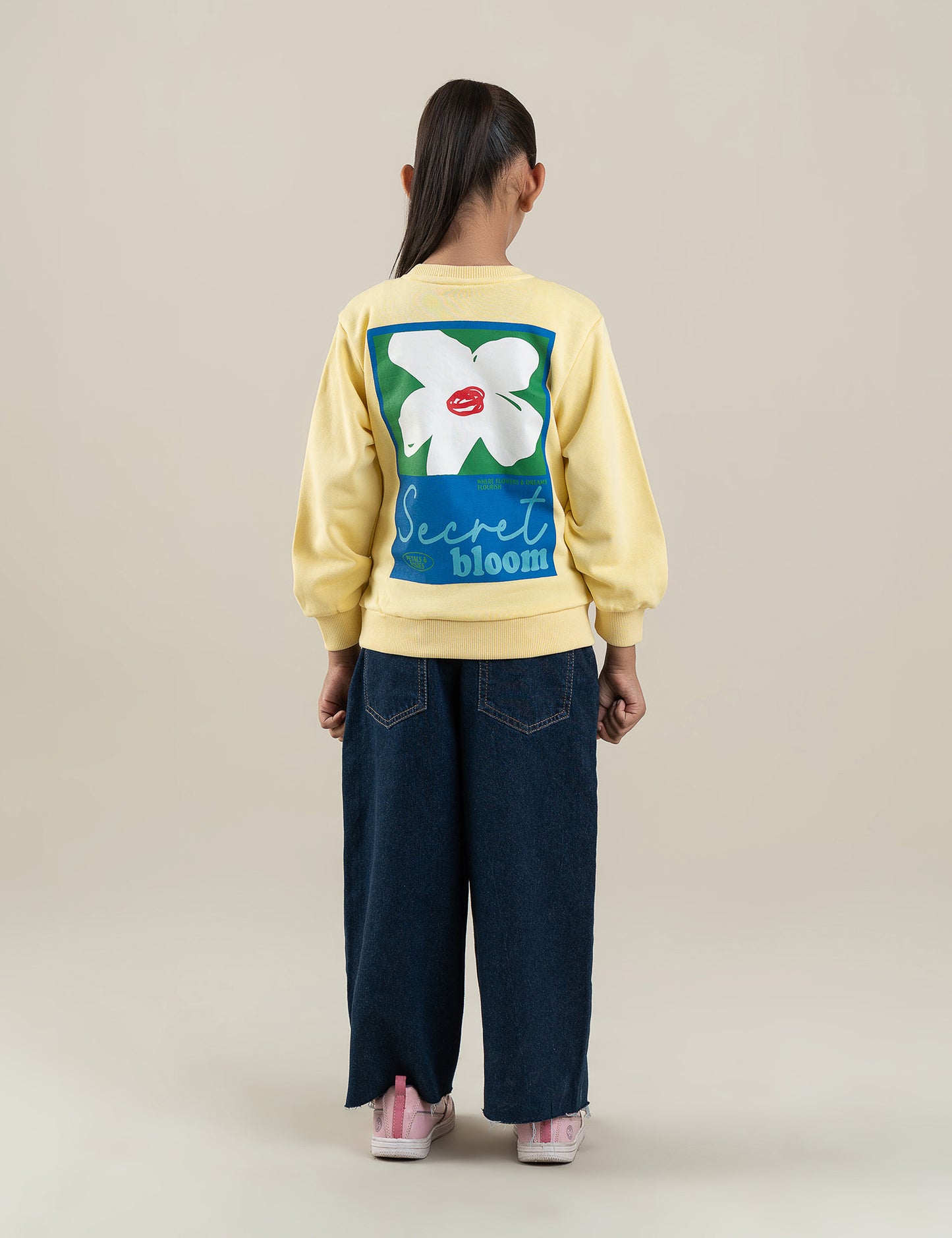 SECRET BLOOMS GRAPHIC SWEATSHIRT