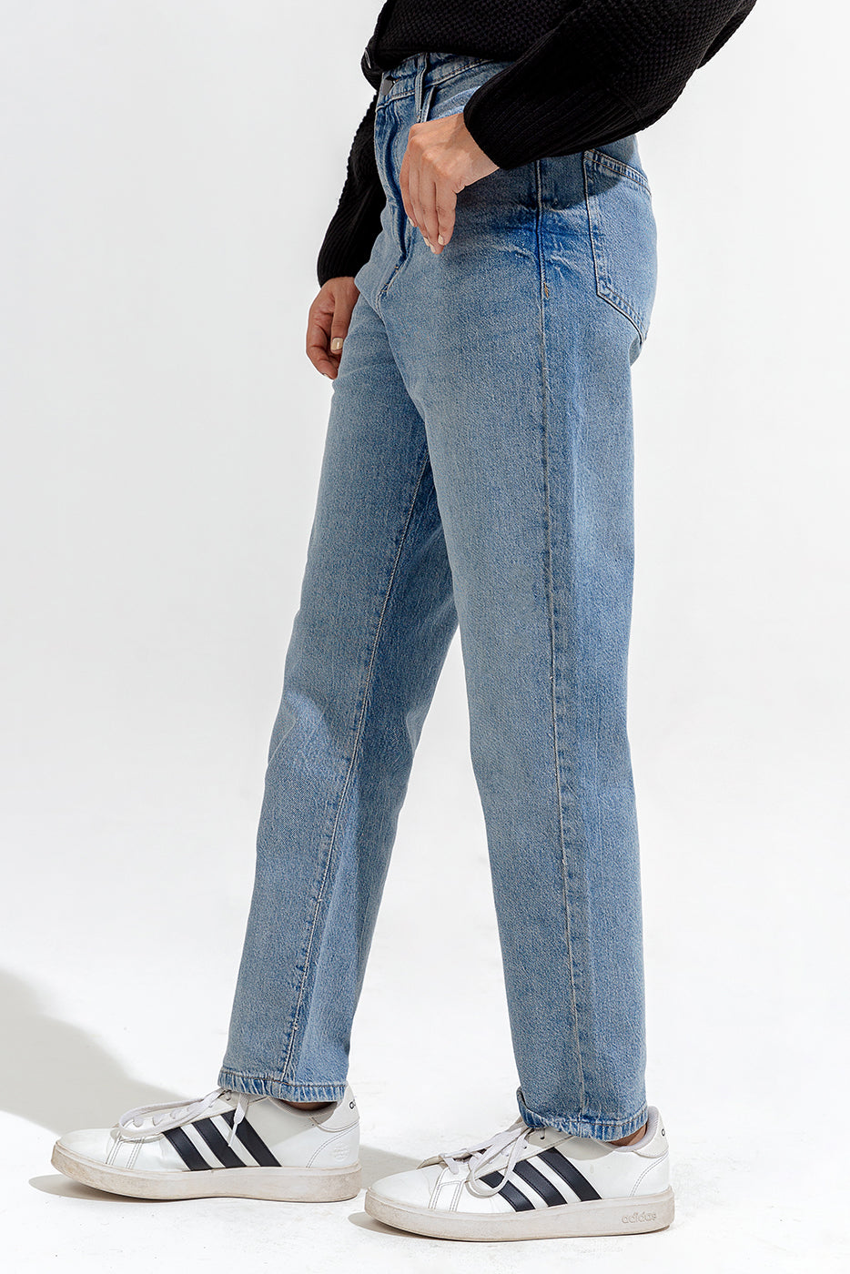 HIGH-RISE STRAIGHT JEANS