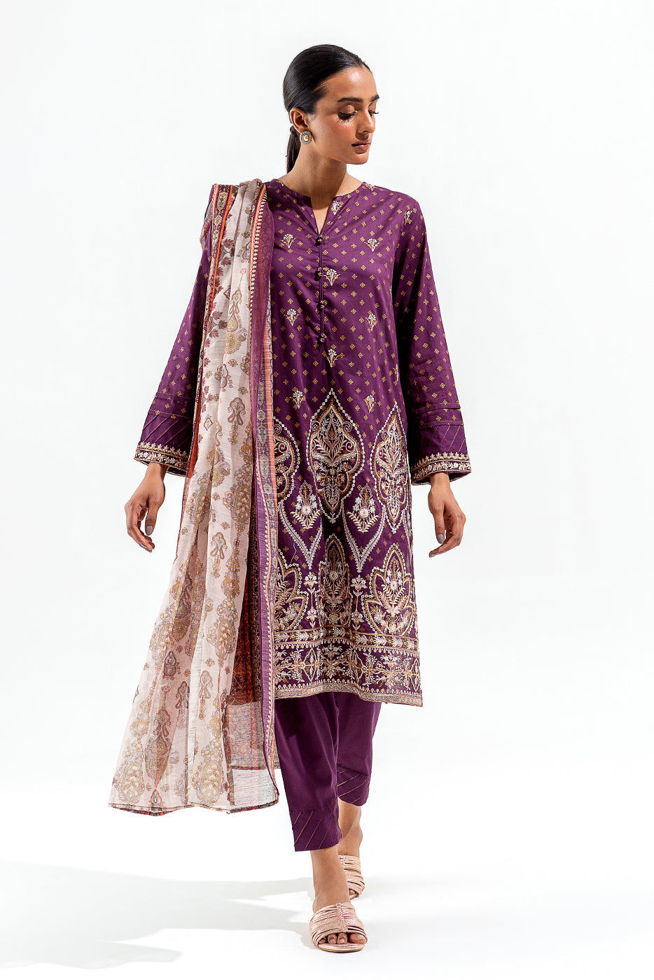 3 PIECE EMBROIDERED LAWN  SUIT (LUXURY PRET)