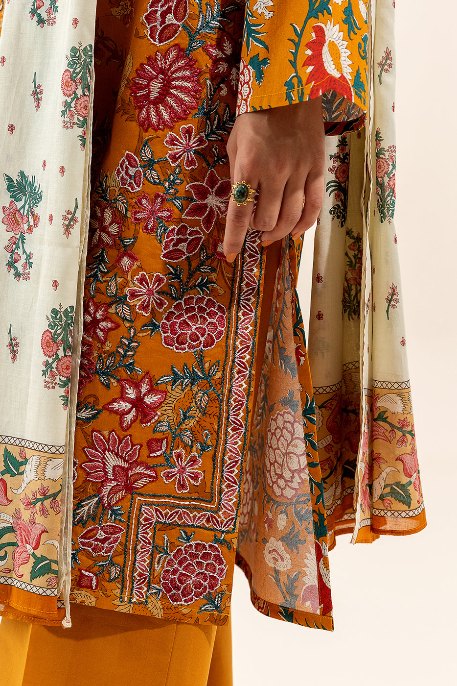 3 PIECE EMBROIDERED LAWN SUIT-CREWEL APRICOT (UNSTITCHED)