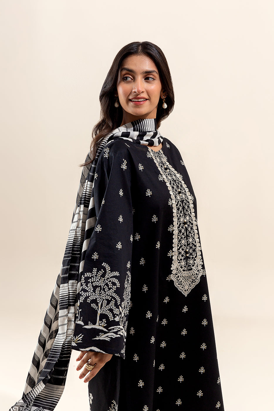 3 PIECE EMBROIDERED LAWN SUIT-SABLE SHINE (UNSTITCHED)