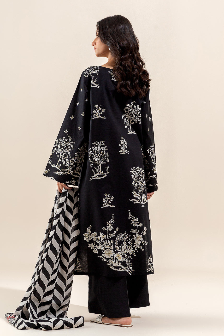 3 PIECE EMBROIDERED LAWN SUIT-SABLE SHINE (UNSTITCHED)