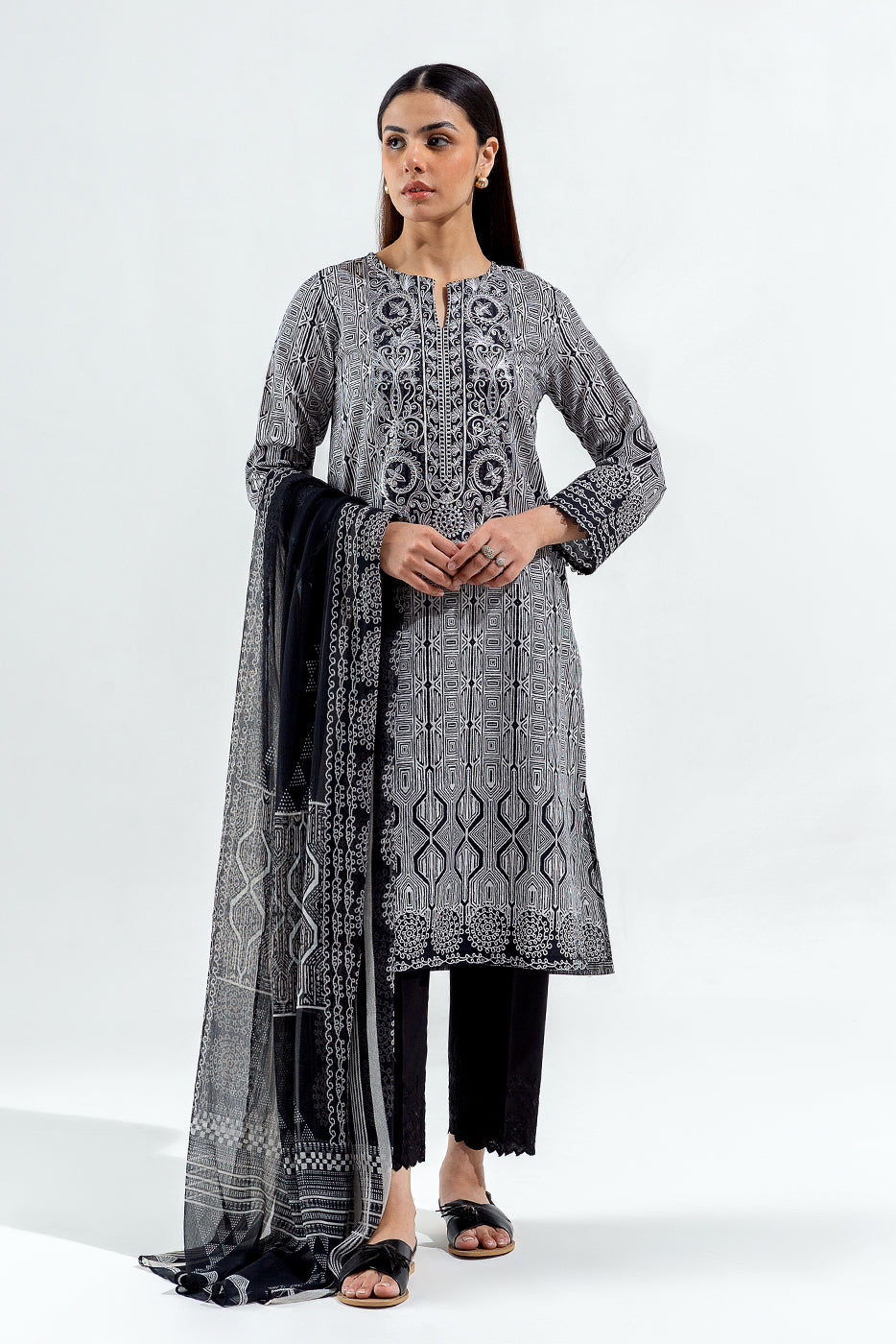 2 PIECE EMBROIDERED CAMBRIC SUIT (PRET)