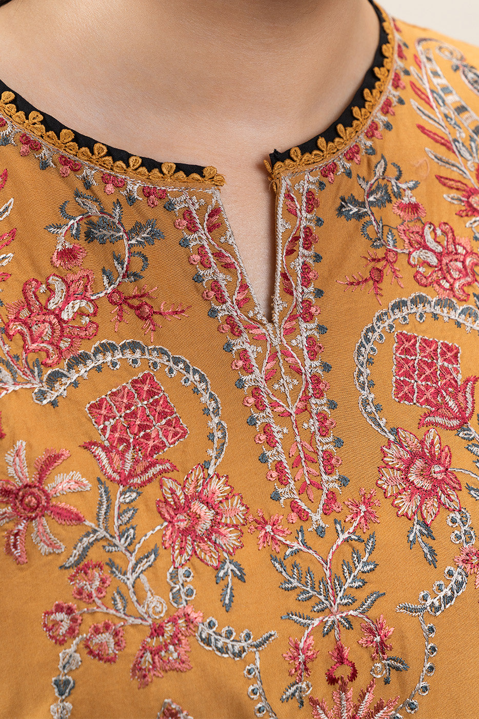 3 PIECE EMBROIDERED LAWN SUIT-VERDANT BLOOM (UNSTITCHED)