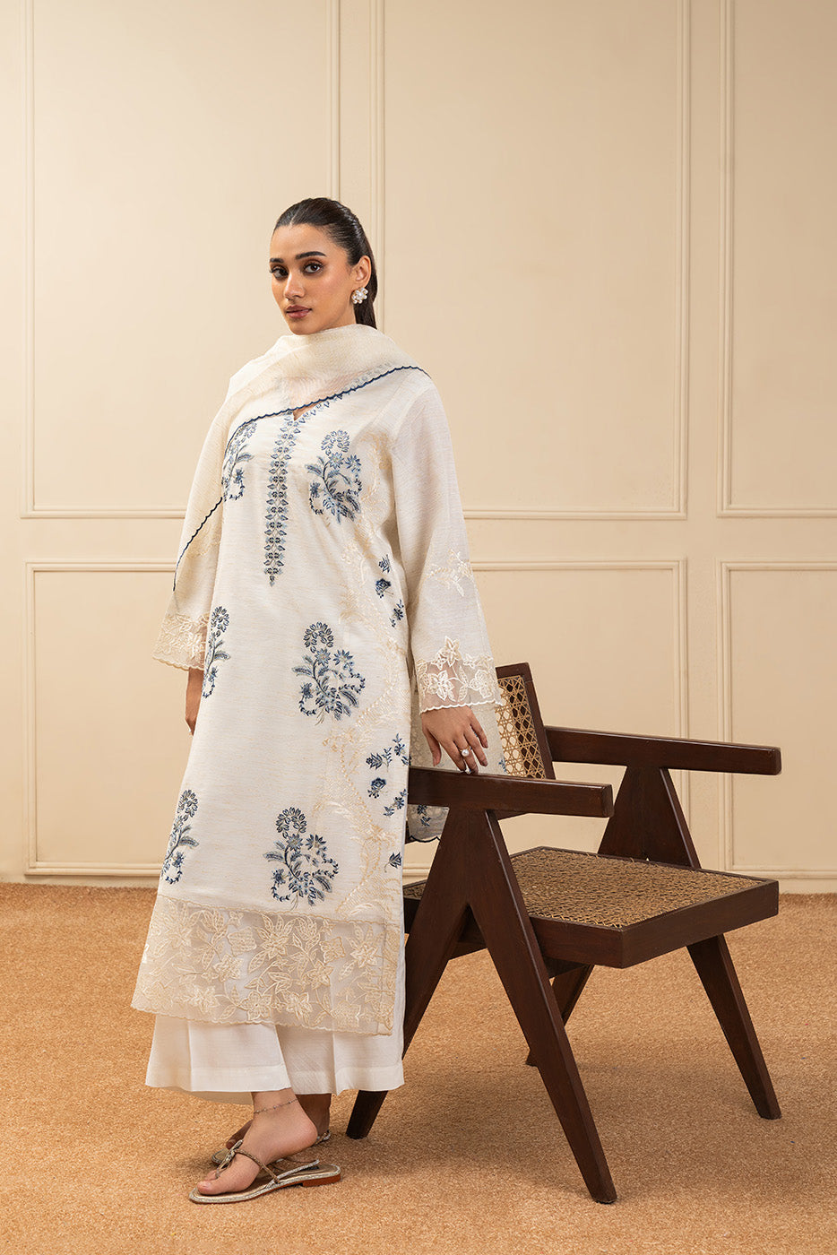 3 PIECE EMBROIDERED GOLD ZARI SUIT (HIGH PRET)