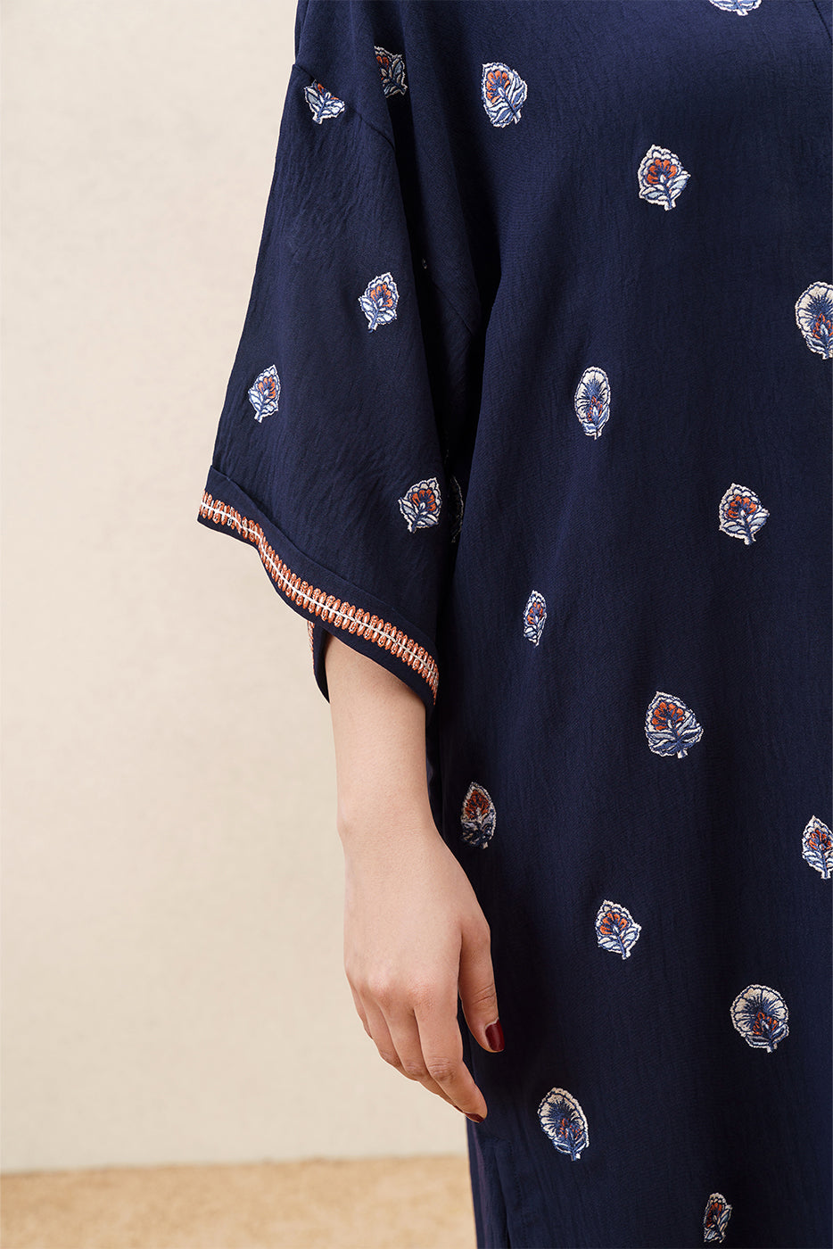 EMBROIDERED POLY CREPE TUNIC(FLOW)
