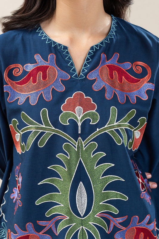 EMBROIDERED YARN DYED TOP (FLOW)