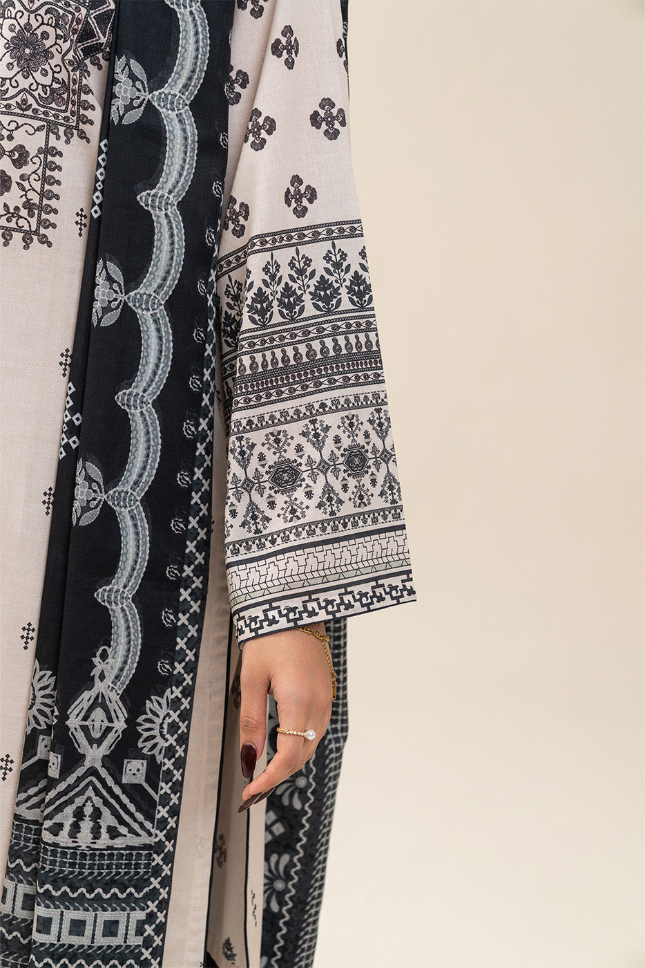 3 PIECE PRINTED LAWN SUIT-IVORY ALLURE (UNSTITCHED)