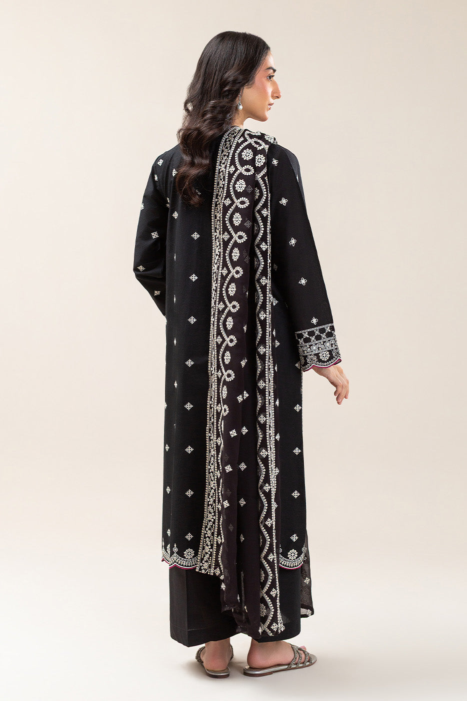 3 PIECE EMBROIDERED LAWN SUIT (LUXURY PRET)