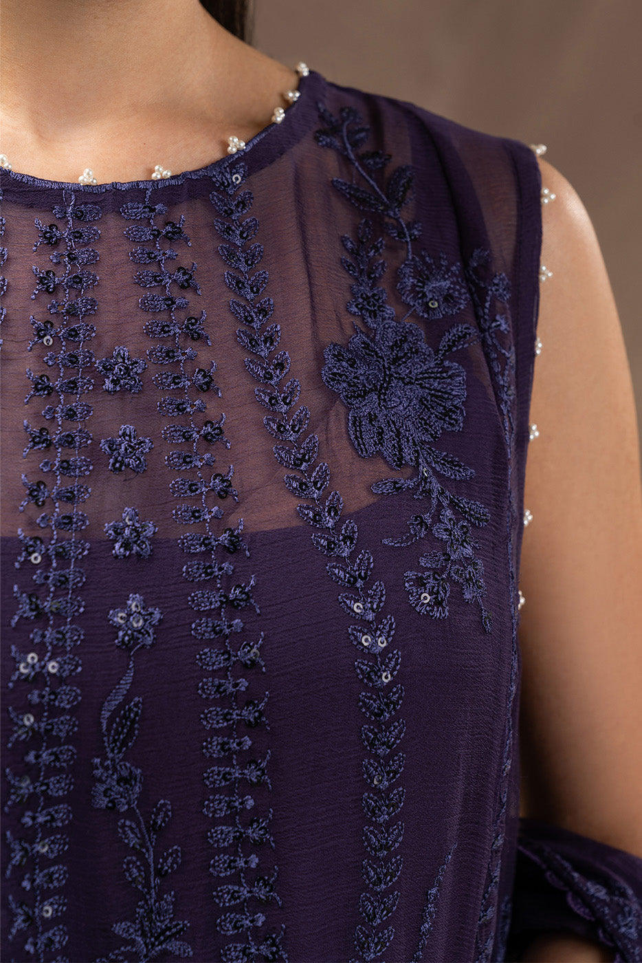 4 PIECE EMBROIDERED CHIFFON SUIT-FEMME NOIR (UNSTITCHED)