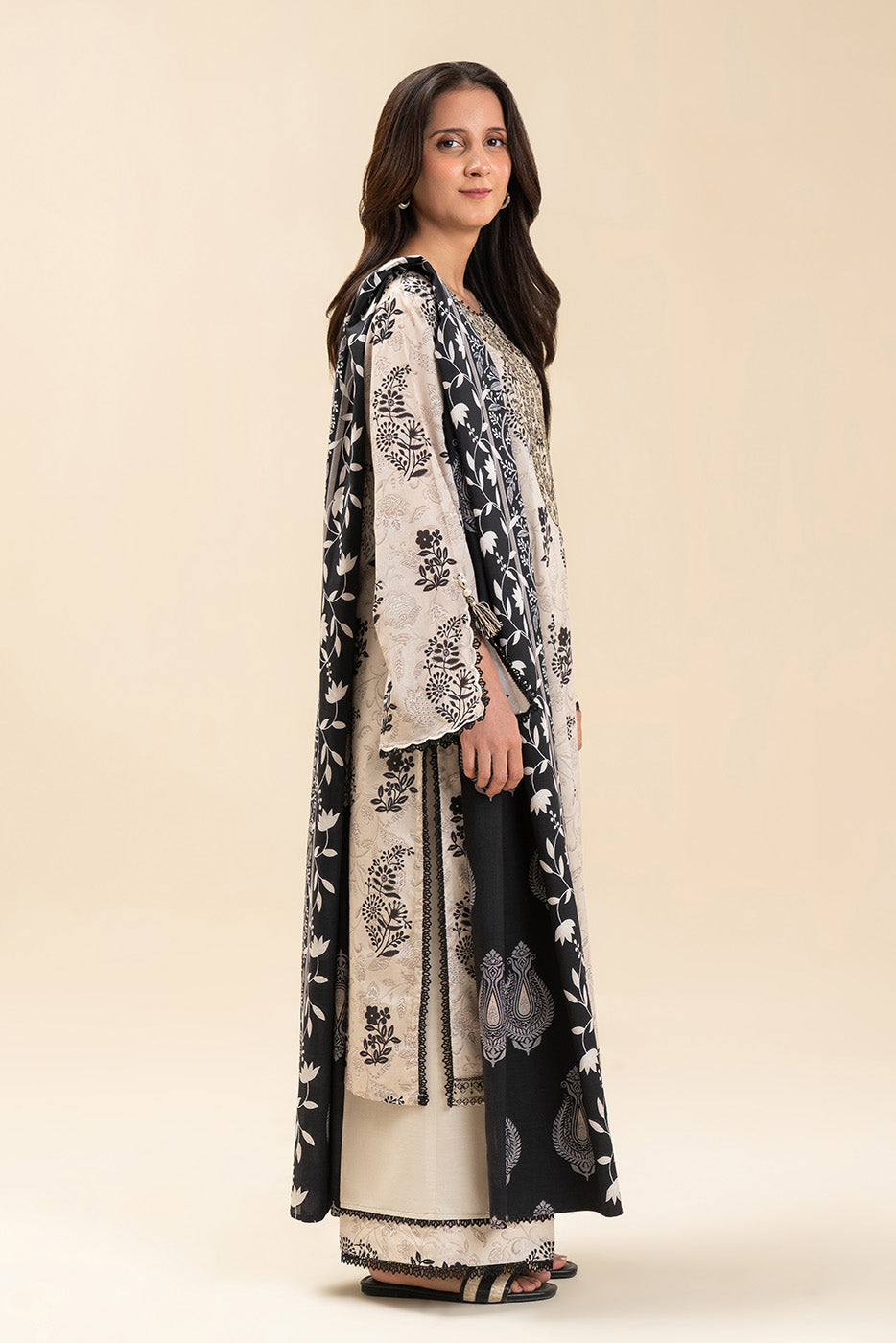 3 PIECE EMBROIDERED LAWN SUIT-IVORY DREAM (UNSTITCHED)