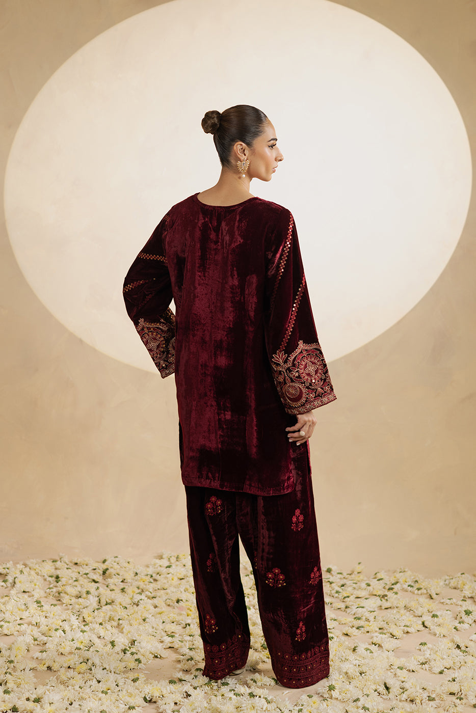 2 PIECE EMBROIDERED VELVET SUIT (LUXURY-PRET)