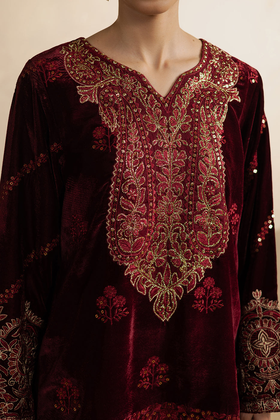 2 PIECE EMBROIDERED VELVET SUIT (LUXURY-PRET)