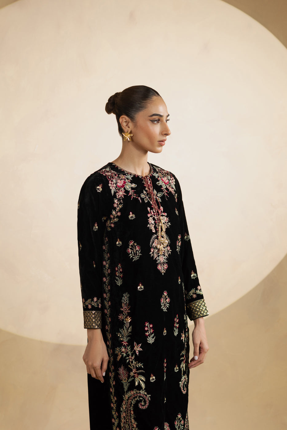 2 PIECE EMBROIDERED VELVET SUIT (LUXURY-PRET)