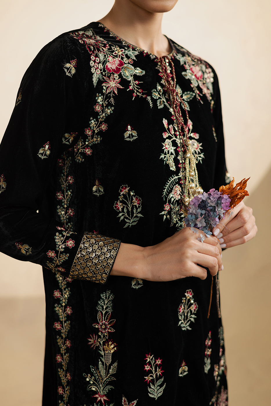 2 PIECE EMBROIDERED VELVET SUIT (LUXURY-PRET)