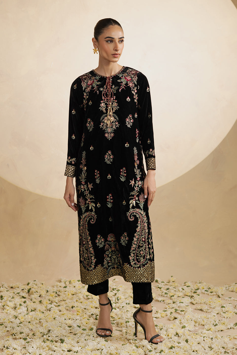 2 PIECE EMBROIDERED VELVET SUIT (LUXURY-PRET)