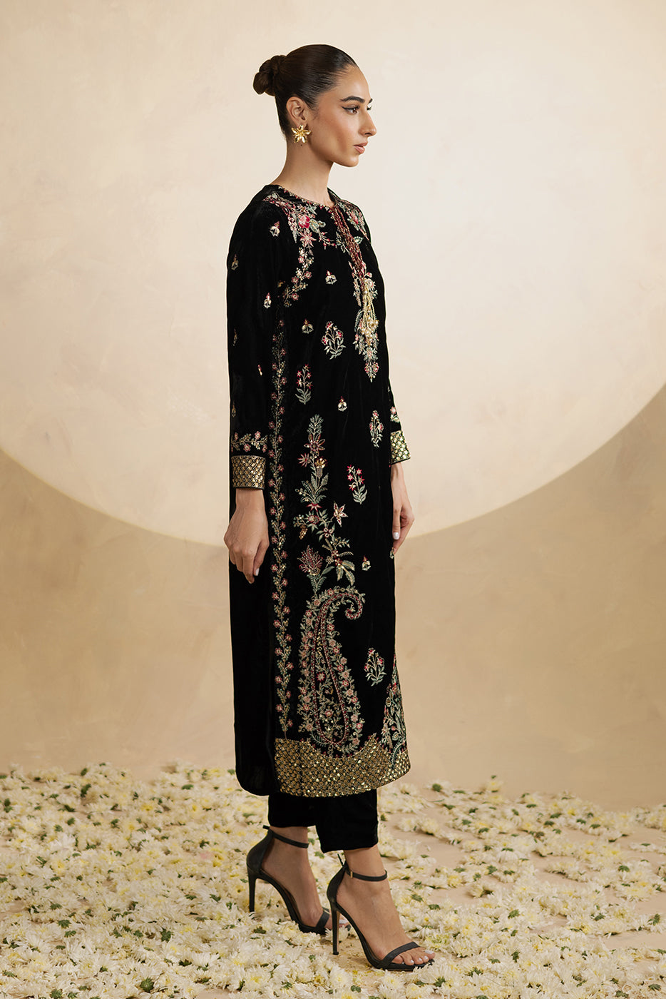 2 PIECE EMBROIDERED VELVET SUIT (LUXURY-PRET)