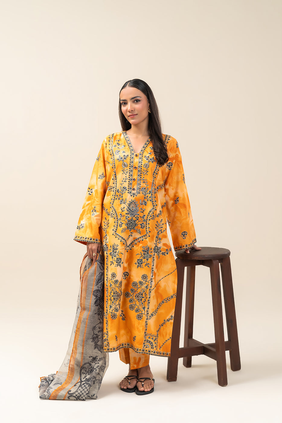 3 PIECE EMBROIDERED COTTON VISCOSE SUIT (PRET)
