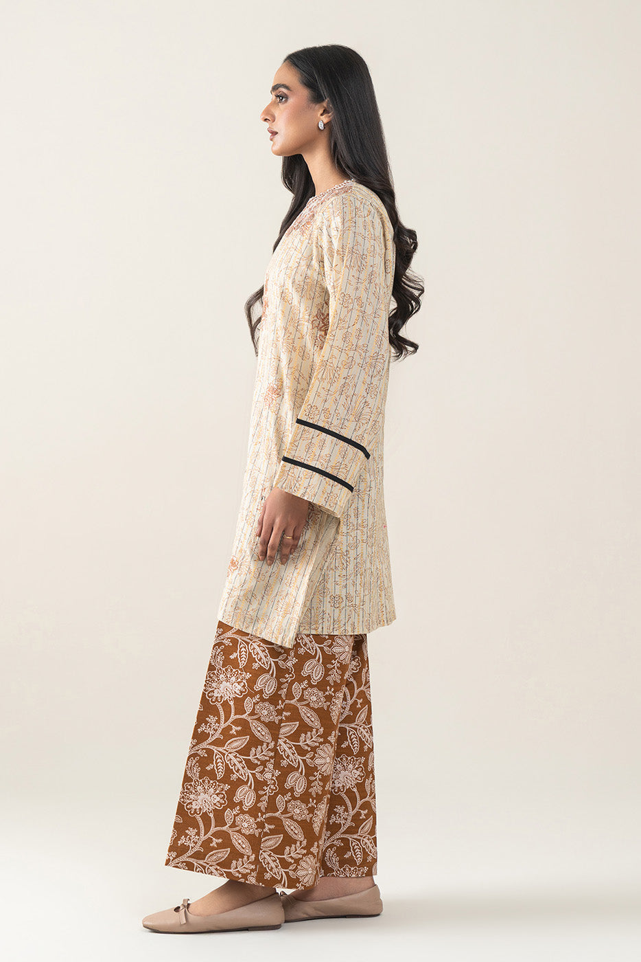 2 PIECE EMBROIDERED KHADDI JQ SUT-PALE IVORY (UNSTITCHED)