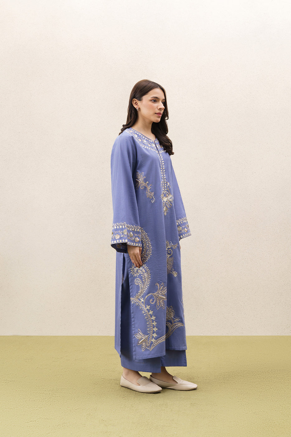 2 PIECE EMBROIDERED SLUB CAMBRIC SUIT (PRET)